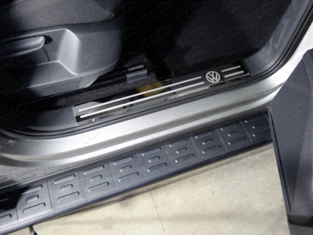 Volkswagen Tiguan 2017- Накладки на пластиковые пороги (лист зеркальный логотип VW) 2шт	